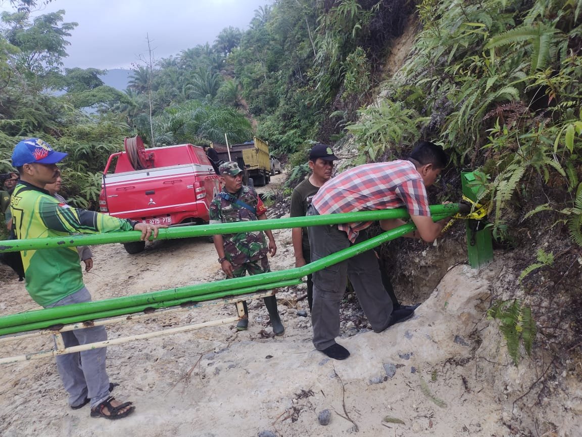 Gawat ! Pelaku iIlegal Logging di Tapsel Nekat Rusak Portal Polisi