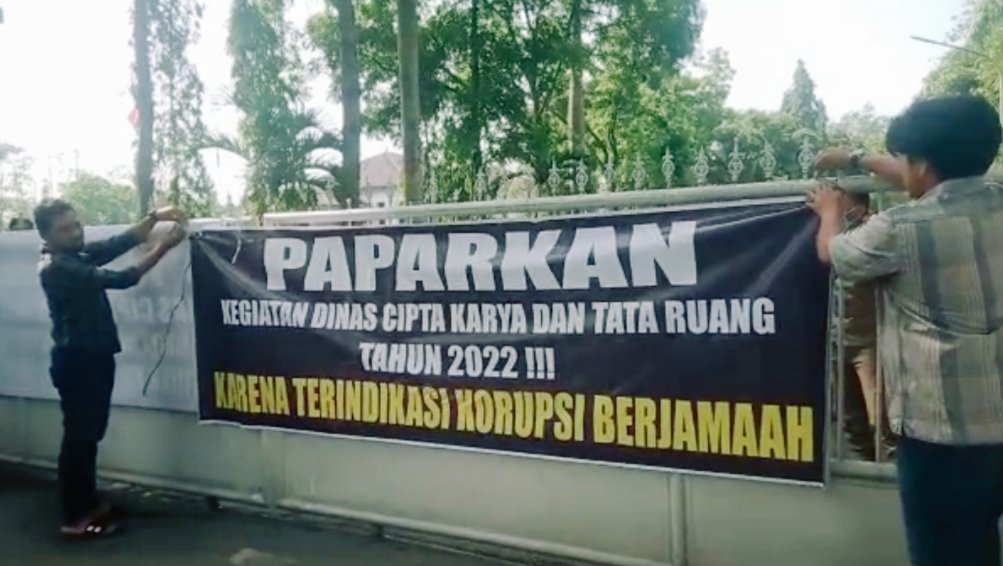 Aksi Demo di Kantor Bupati Deliserdang, Tuntut Rahmatsyah Dicopot