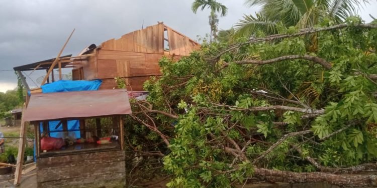 Atap 4 Kios Desa Biru SD Hole Tapsel Rusak, Pasca Puting Beliung Melanda