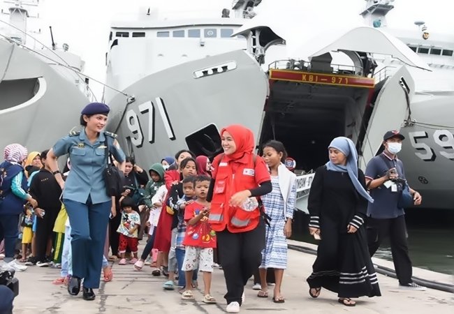 TNI AL Ajak Korban Kebakaran Depo Plumpang Rekreasi ke Kapal Perang