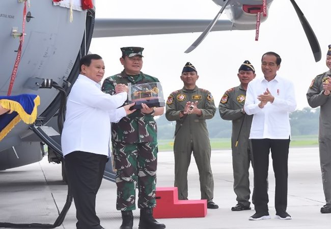 Menhan Prabowo Serahkan Pesawat Super Hercules TNI AU