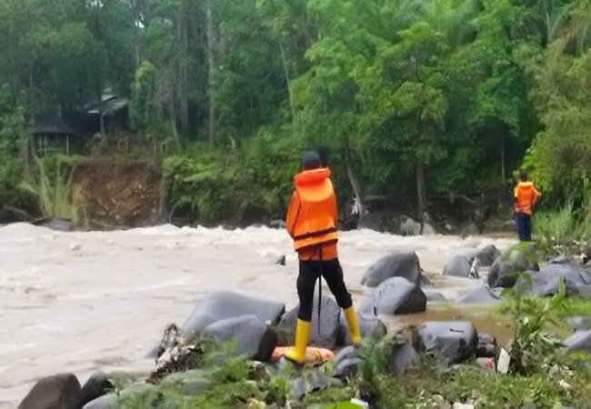 Sungai Parsariran Meluap, 6 Santri Hanyut