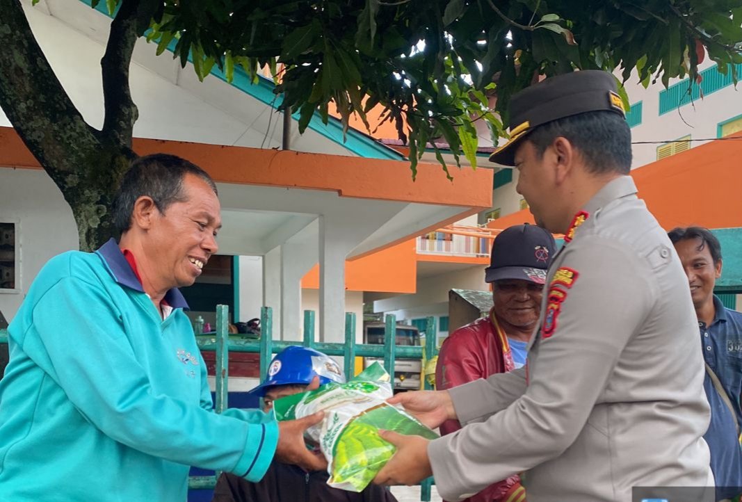 Jum\'at Curhat Bulan Ramadhan, Kapolres Psp Bagi Bansos Ke Parbetor