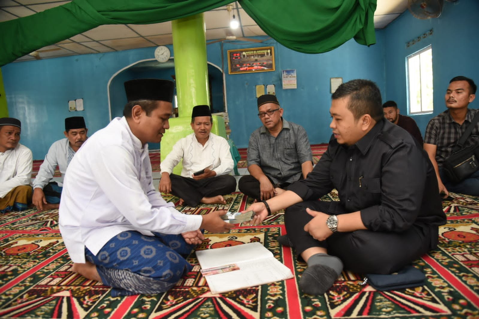 Bupati Tapsel Bayar Zakat Fitrah di Masjid Al-Hasanah Desa Muaratais