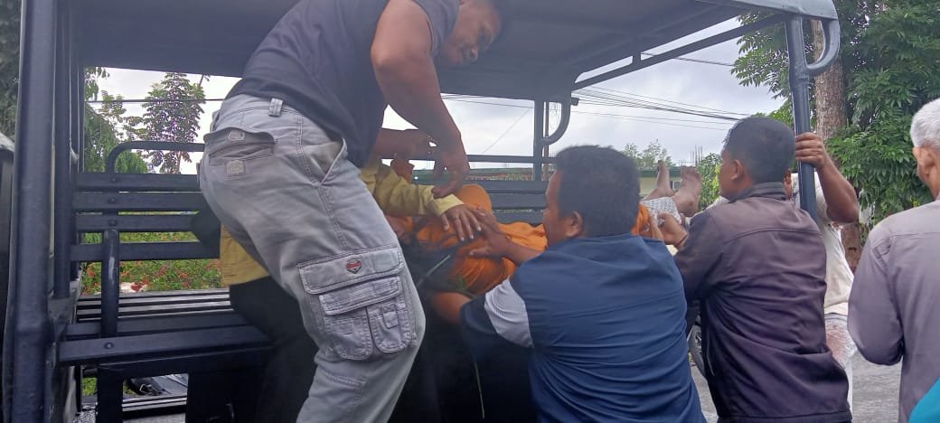 Sigap! Personel Polsek Hutaimbaru Sidempuan Bantu Korban Laka Lantas Tunggal