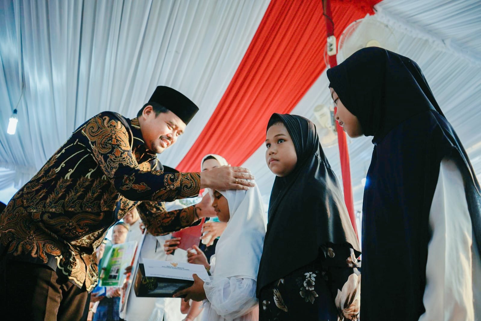 Safari Ramadhan di Masjid Al Munawwarah, Warga Curhat Kepada Wali Kota Medan