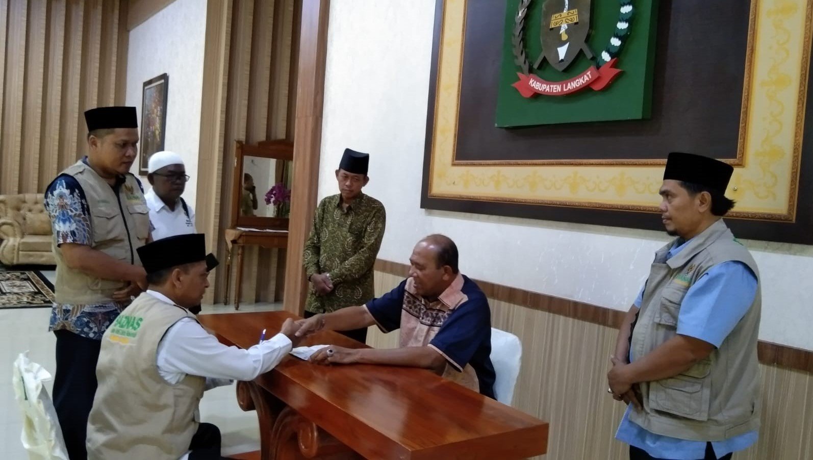 Syah Afandin Serahkan Zakat Mal Pemkab Langkat Rp150 Juta ke Baznas
