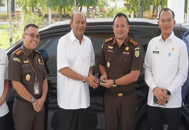 Syah Afandin Serahkan  Satu Unit Mobil Operasional Untuk Kacabjari Pangkalan Berandan