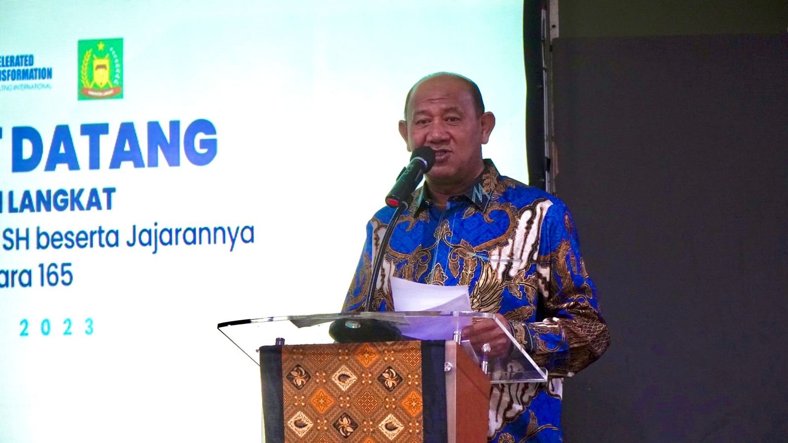 Syah Afandin Terima Penghargaan ASN BERAKHLAK
