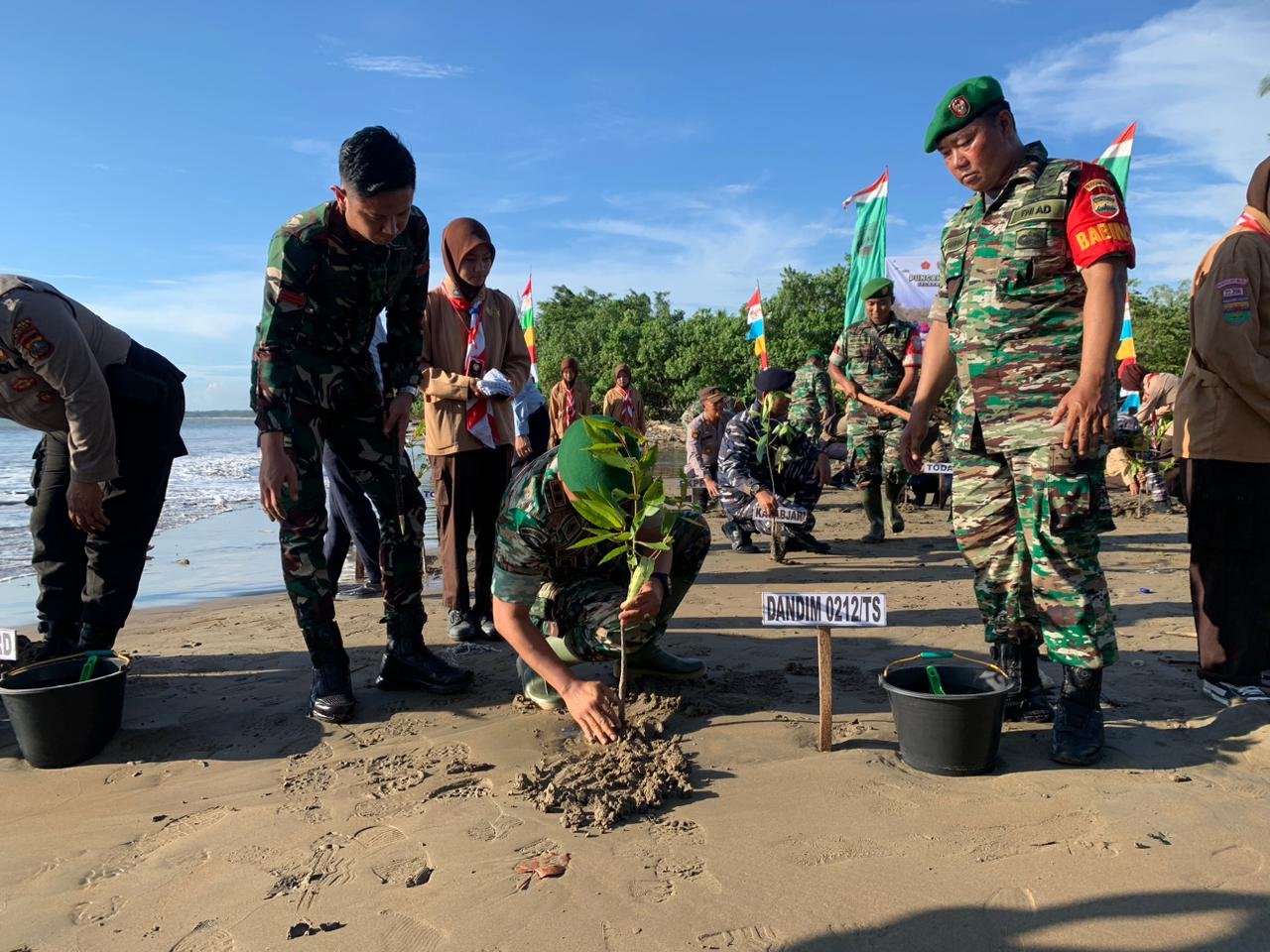 Dandim 0212 dengan Forkopimda Madina Tanam Mangrove se-Indonesia