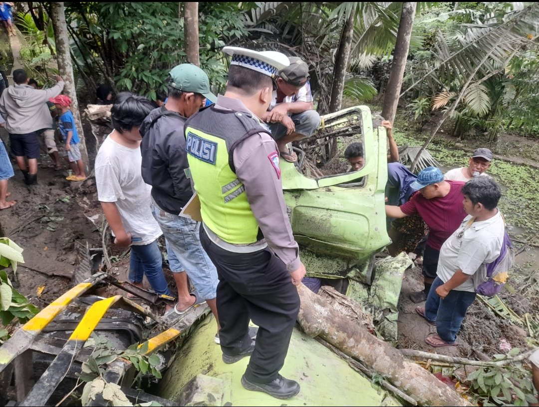 Truck Terjun Ke Jurang Akibat Diduga Rem Blong, 1 Orang Penumpang Tewas, Supir Alami Luka