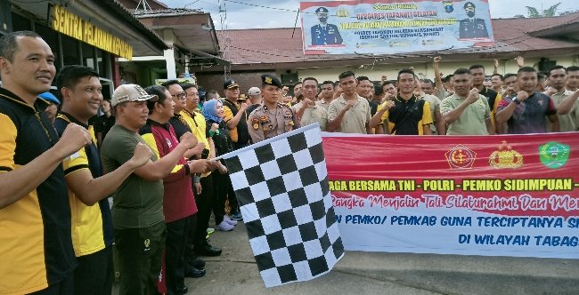Tingkatkan Sinergitas, TNI-Polri dan Pemda Tabagsel Gelar Jalan Santai 