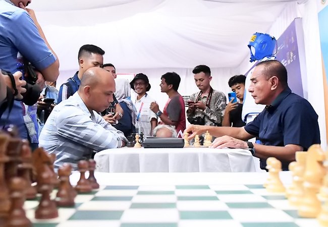 Momen Edy Rahmayadi Duel Catur Lawan Master Nasional di PRSU