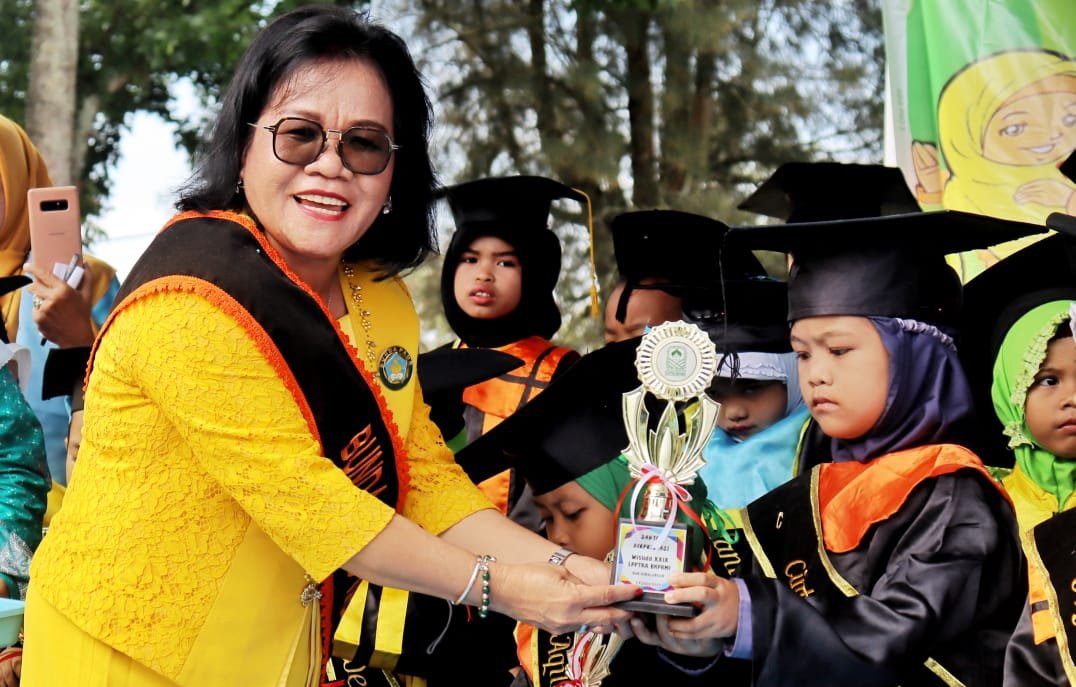 Bunda PAUD Simalungun  Wisuda 450 Santriwan/Wati TKA/TPA