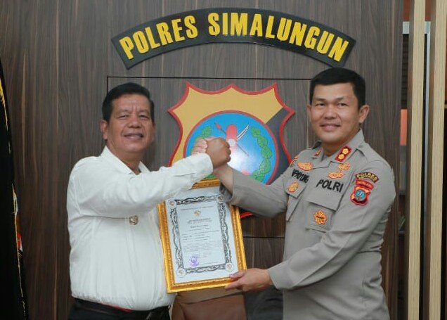 Bupati Simalungun Berikan Penghargaan Kepada Kapolres