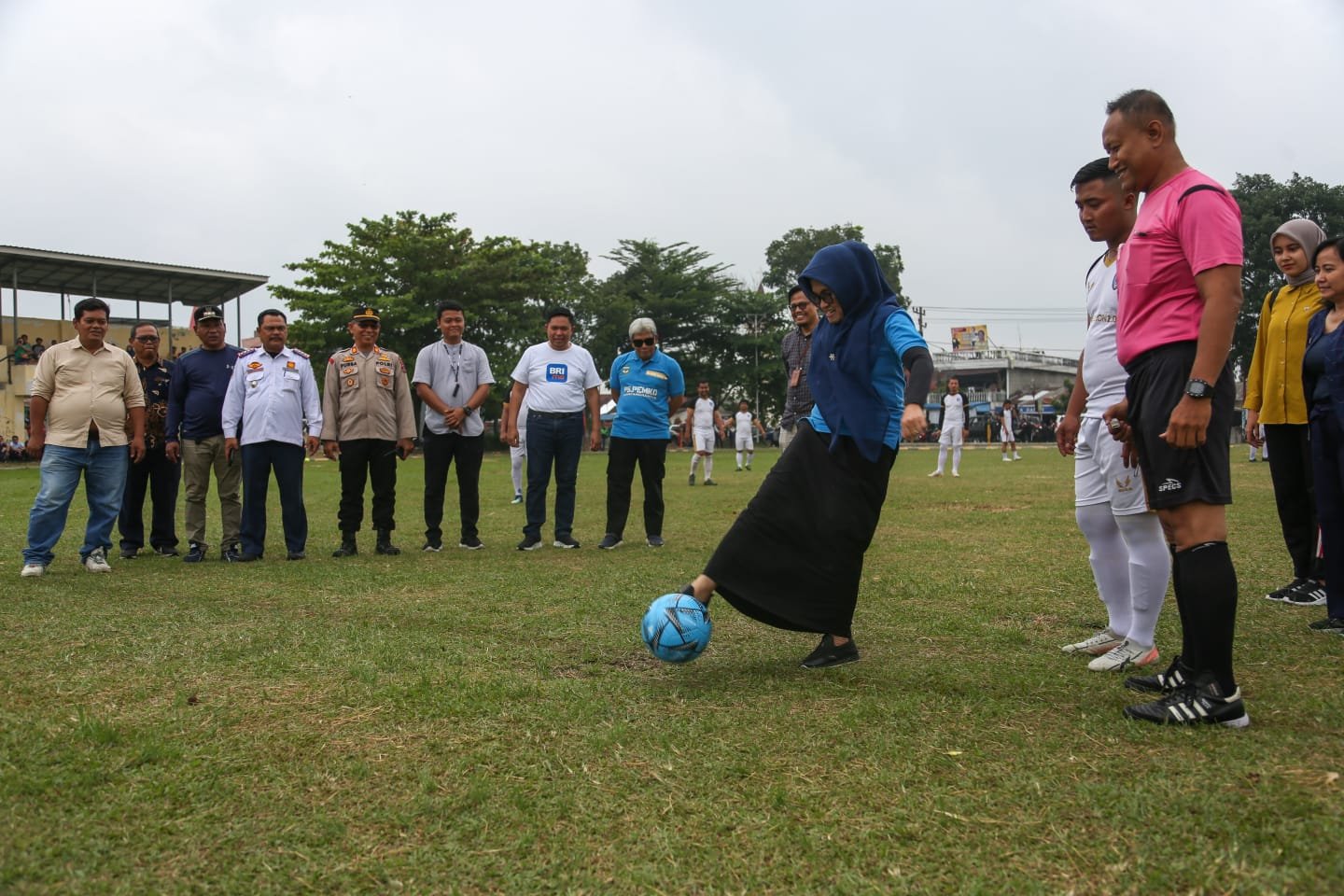 Tanda Pertandingan Bola Dimulai,  Walkot Pematang Siantar Tendang Kick Off
