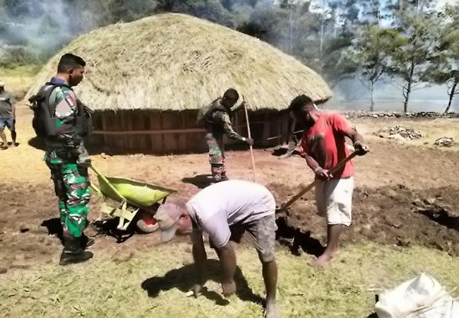 Momen Menarik Saat Satgas 721/Makkasau Bantu Perbaiki Rumah Warga