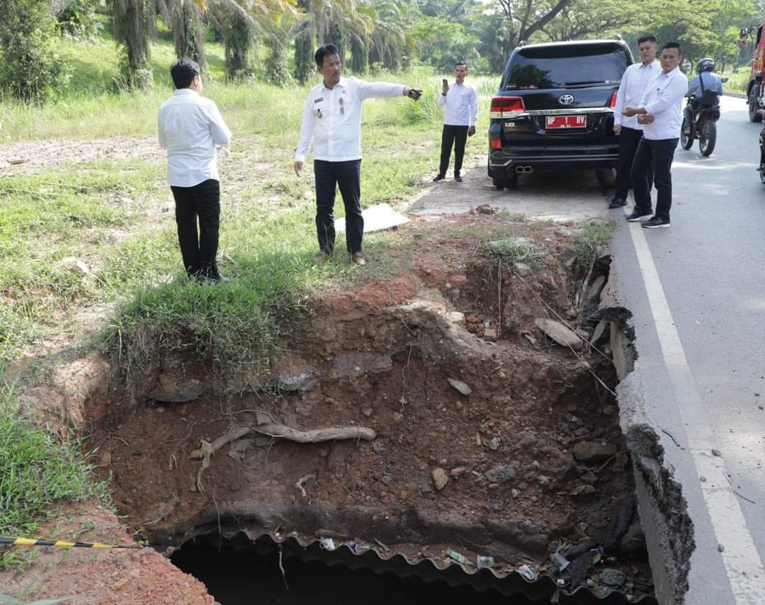 Gerak Cepat Rudi Benahi Jalan Ambrol di Tembesi