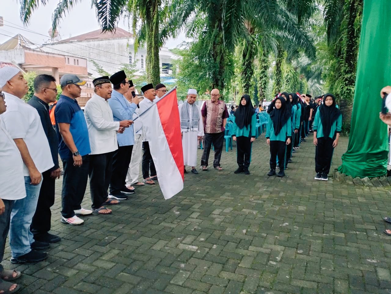 Meriahkan 1 Muharam 1445H, OMJAKI\'SS dan IKMT Masjid Al- Musabihin Gelar Jalan Santai Sambil Bershalawat