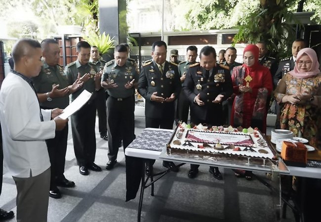 Moment Kapolda Jatim Dapat Kejutan di HUT Bhayangkara ke-77