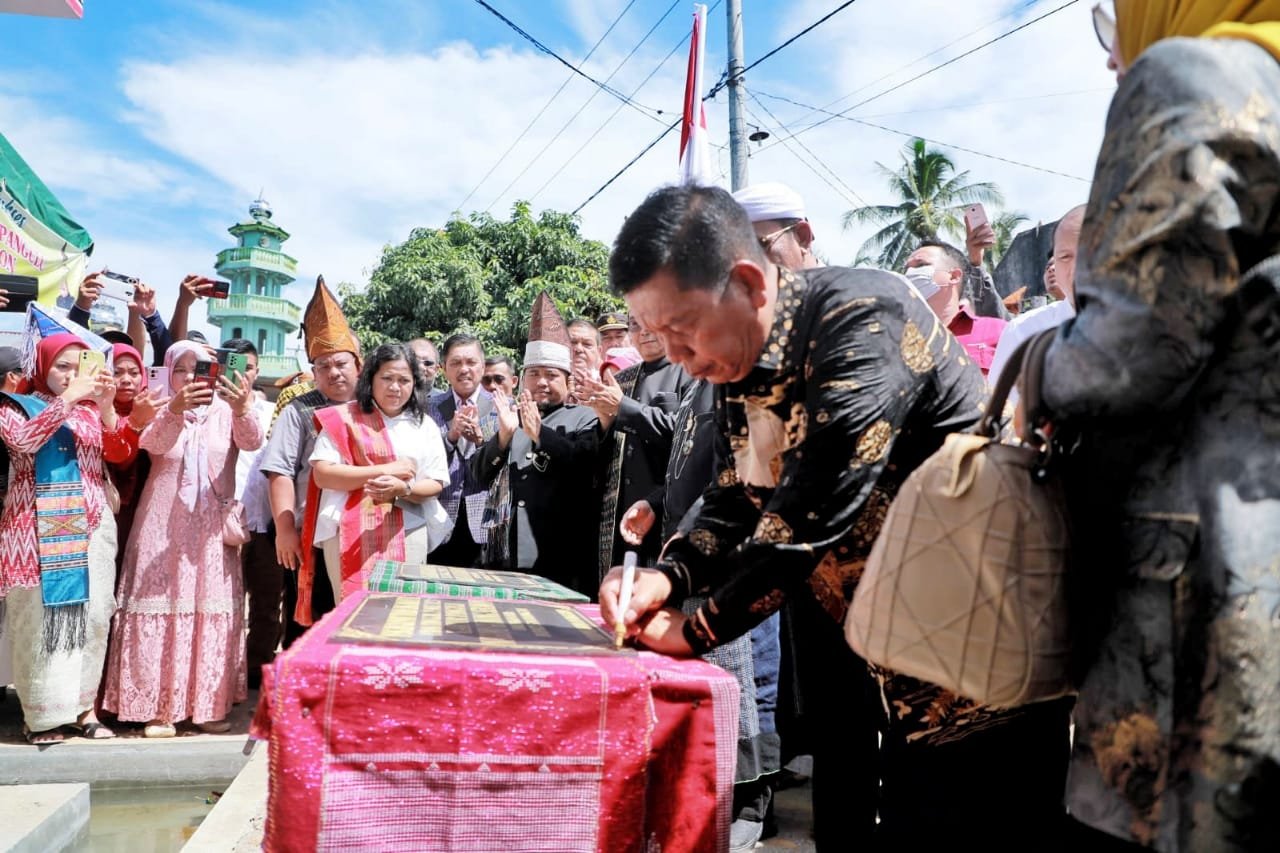 Bupati Simalungun Resmikan Kantor Pangulu Nagori Gunung Serawan