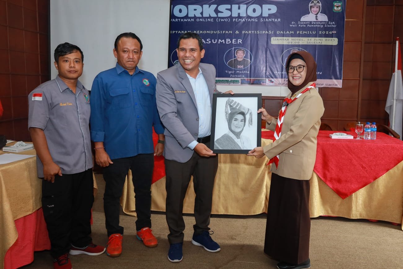 Walikota Siantar Terima Penghargaan dan Sketsa Wajah dari IWO