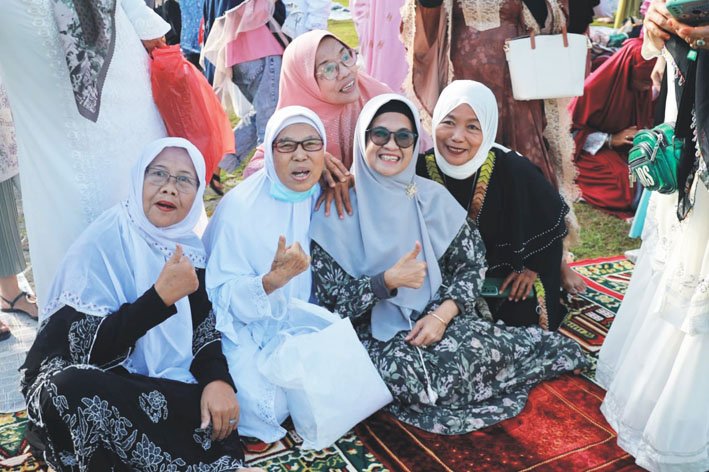 Usai Laksanakan Sholat, Wali Kota  Tegur Sapa Warga Siantar