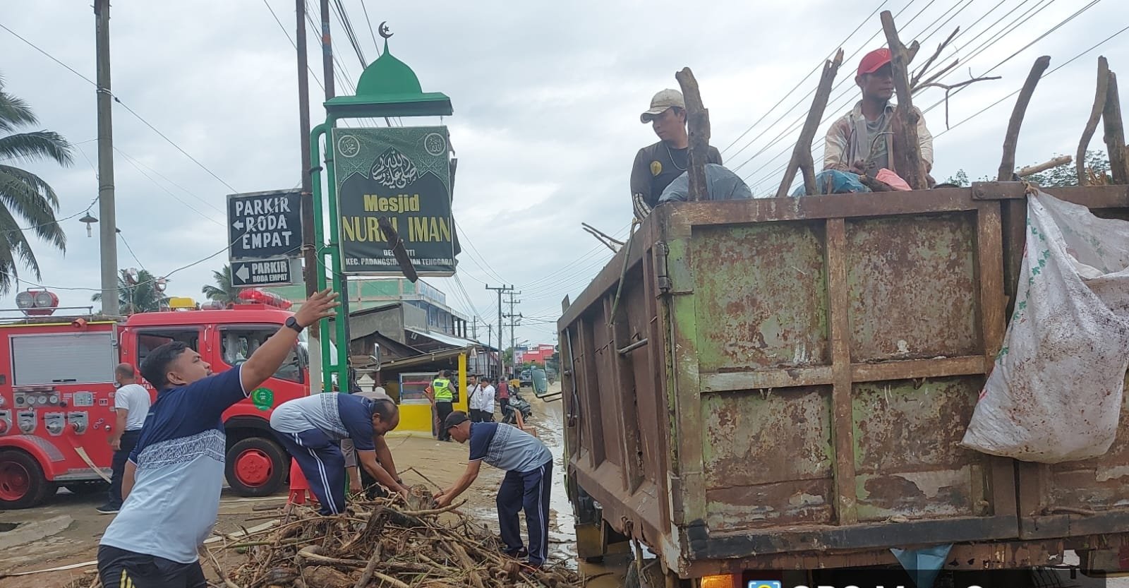 Terdampak Banjir, Puluhan Personel Polisi Berjibaku Bersihkan Rumah Warga