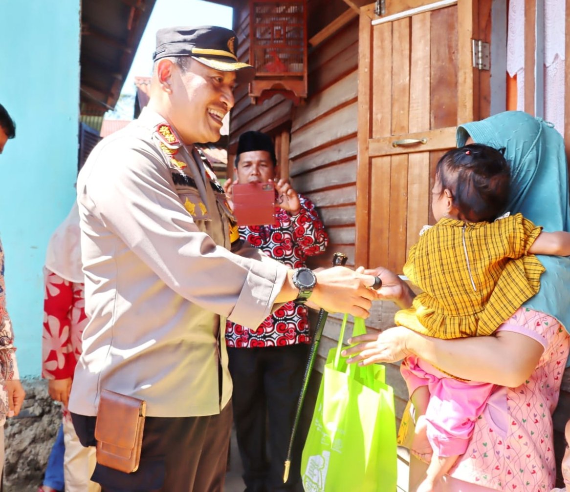 Pengentasan Stunting, Kapolres PSP Bagikan Bantuan Pangan ke Warga Timbangan