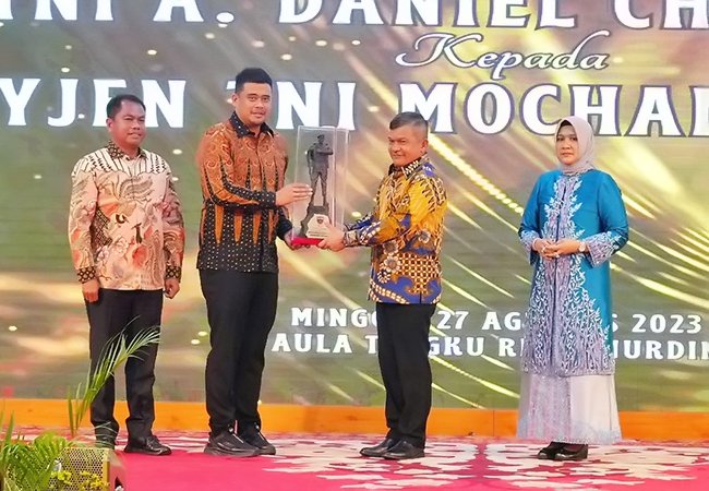 Malam Pisah Sambut Pangdam I/BB, Wali Kota Medan Berikan Cendera Mata