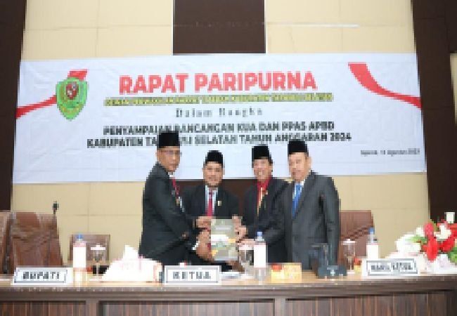 Bupati Tapsel Sampaikan Rancangan KUA PPAS TA 2024