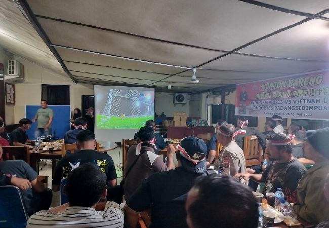 Kapolres Psp Nobar Final Piala AFF U-23 Bersama Personel dan Wartawan 