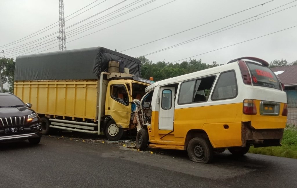 Hendak Nyalip, Mobil Angkot Umum 02 dan Truck Colt Diesel Adu Kambing