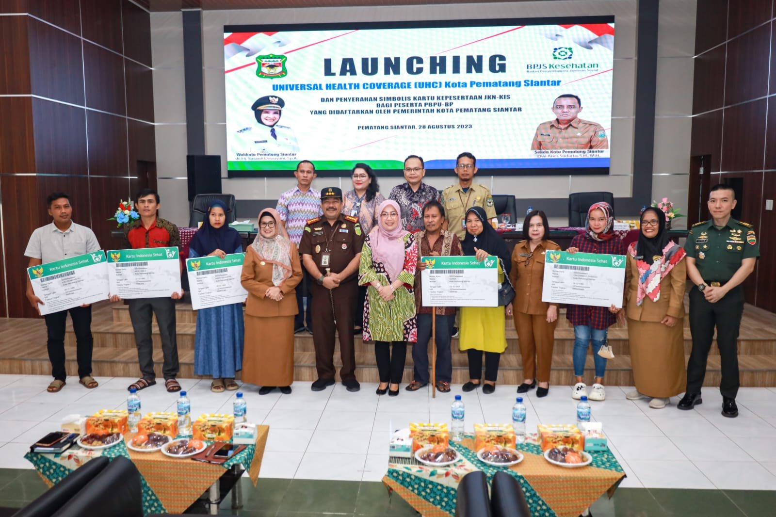 Launching UHC, Wali Kota Siantar Serahkan Kartu Kepesertaan JKN-KIS