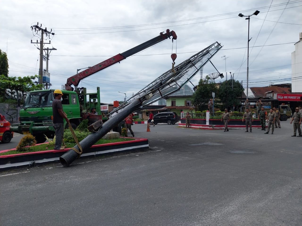 Sejumlah Plank Reklame Yang Tidak Memiliki Izin di Tertibkan Satpol PP Siantar