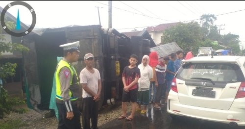 Melaju Kencang Saat Hujan, Truk Fuso Timpa Warung, 4 Terluka 1 Luka Berat