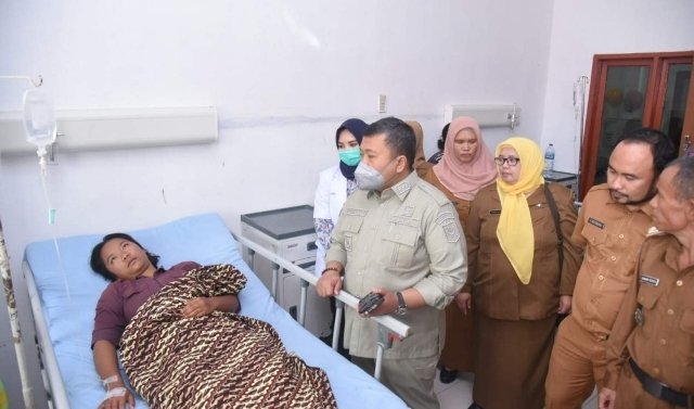 Bupati Tapsel Jenguk Korban Kecelakaan Bus di Arse