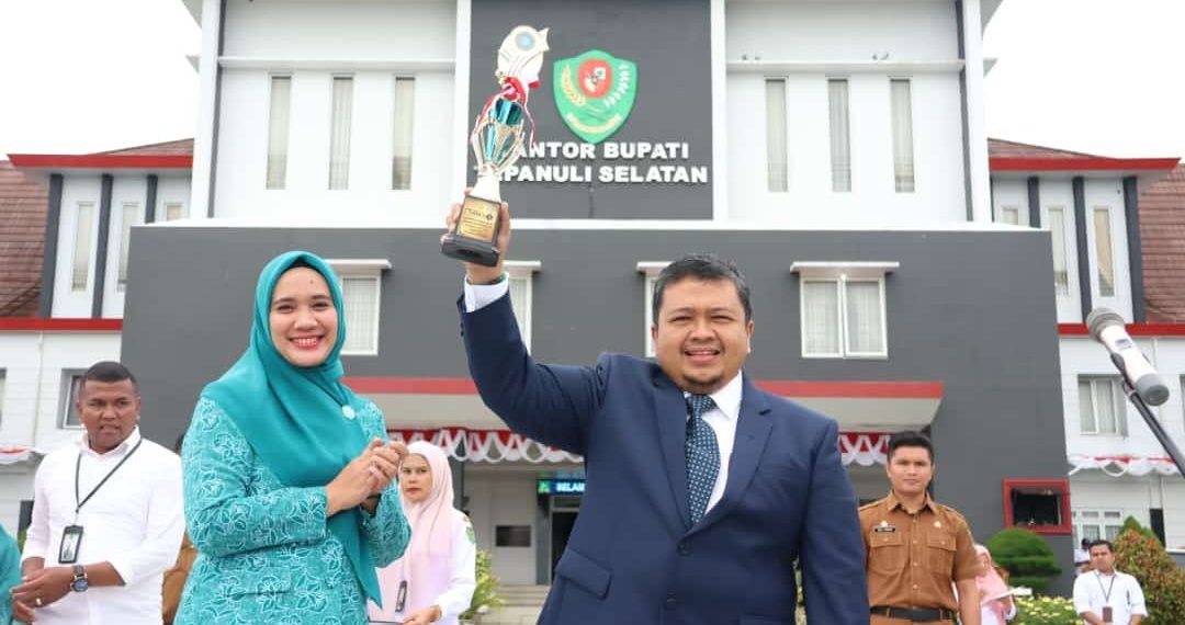 Raih Juara Umum Tingkat Provsu, Bupati Tapsel Serahkan Penghargaan Ke Kades dan PKK Desa