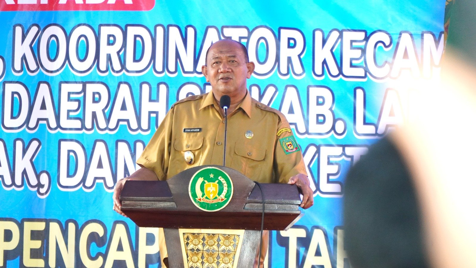 Syah Afandin Serahkan Penghargaan Prestasi Pencapaian PAD Langkat