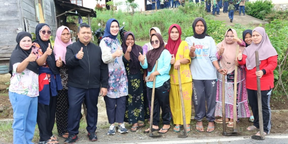 Bupati dan Ketua TP PKK Tapsel Membaur Bersama Masyarakat Lakukan Gotong Royong