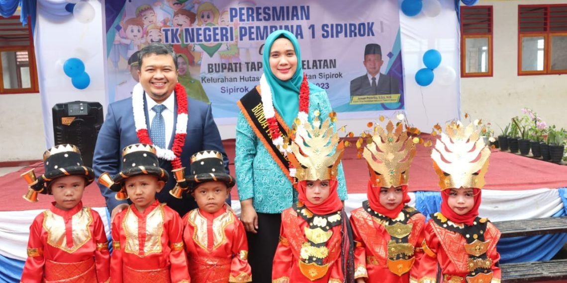 Bupati Dolly Pasaribu Bersama Bunda PAUD Tapsel Resmikan TK Negeri Pembina 1 Sipirok