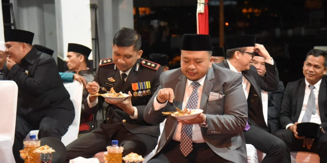 Bupati Tapsel dan Forkopimda Terlihat Kompak Menikmati Makan Sate Gerobak