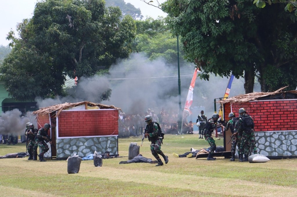 Puncak HUT TNI Ke-78, Aksi Bela Diri Pukau Para Penonton di Mako Yonif 123/RW