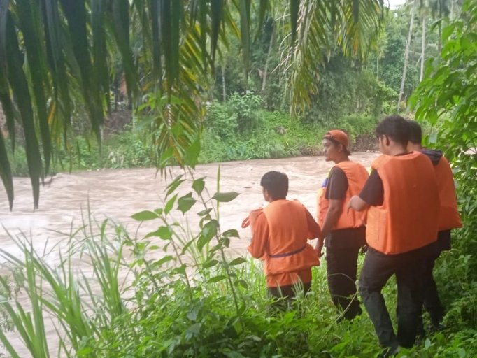 Hujan Deras Picu Debit Sungai Batang Ayumi Naik, 2 Anak Hanyut Hilang dan 3 Selamat