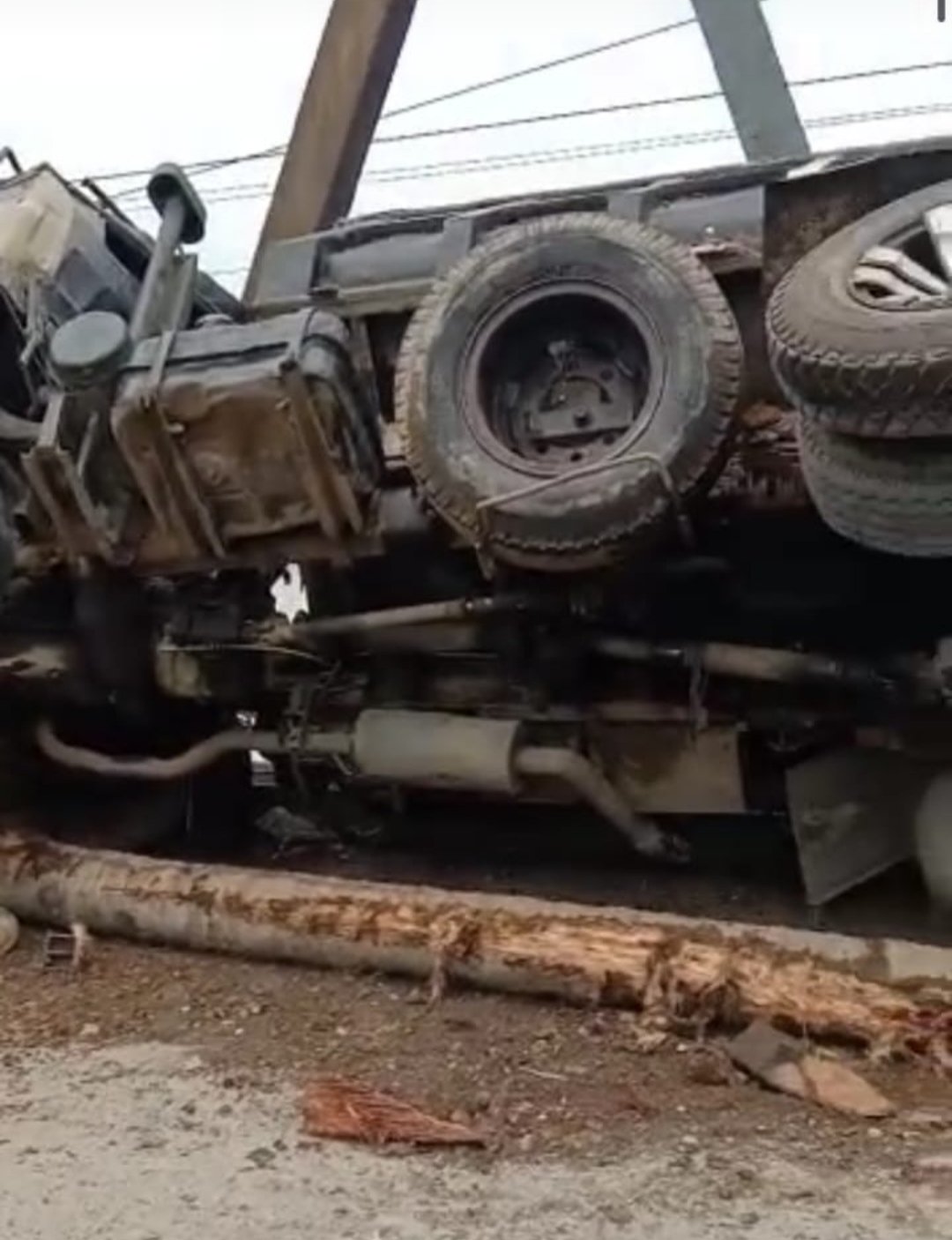 Jalan Rusak Parah, Truk Muatan Terbalik di Jembatan Titi Besi Sergai