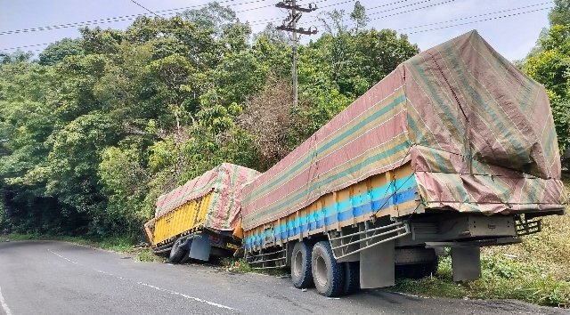 Diduga Rem Blong, 2 Truck Fuso Muatan Pupuk Tabrakan Beruntun di Jalan Turunan