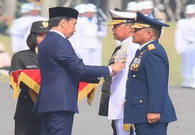 HUT Ke-78 TNI, Presiden Jokowi Anugerahkan Tanda Kehormatan