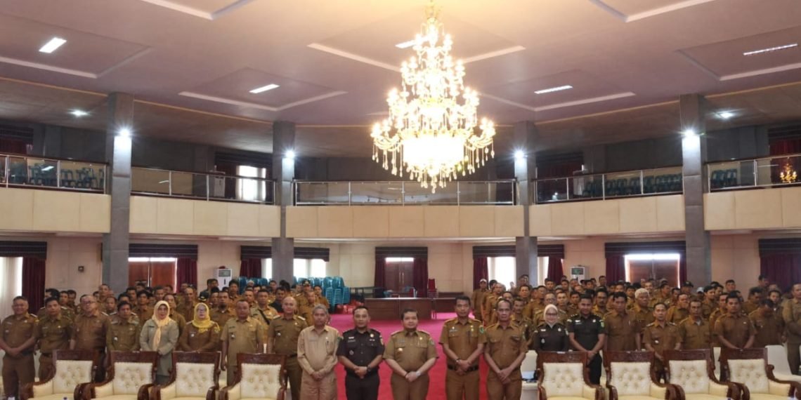 Bupati Dolly Imbau Ke Kepdes se Tapsel Agar Laksanakan Tugas Sesuai Peraturan Yang Berlaku