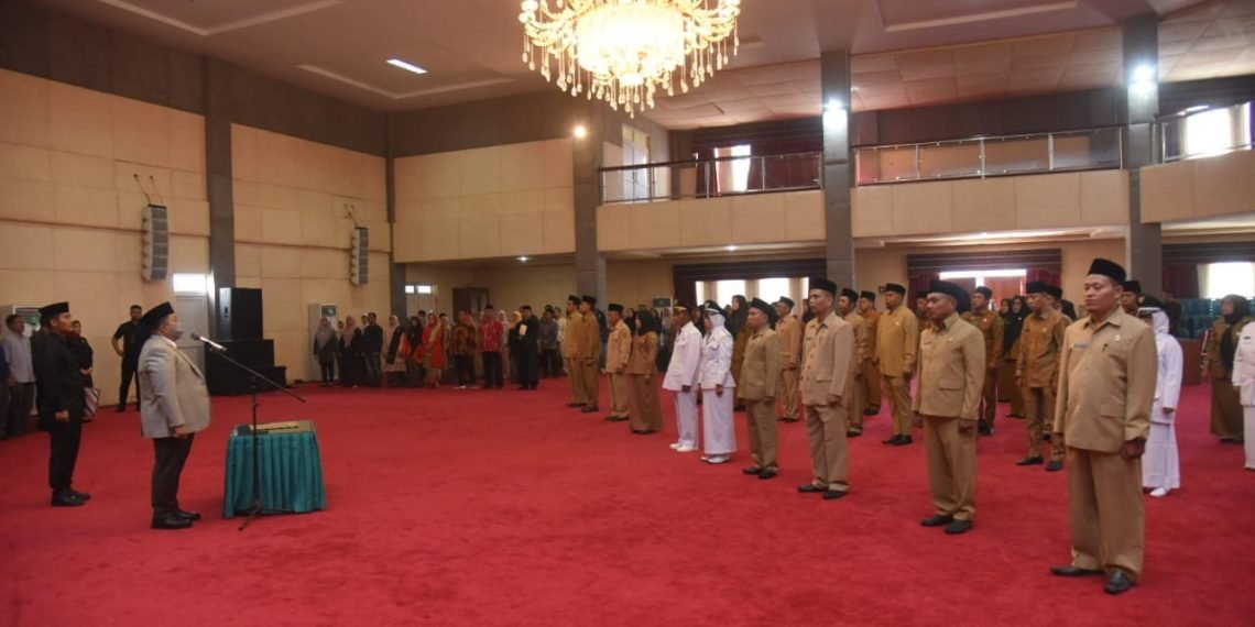 Bupati Tapsel Lantik Pejabat Administrator, Pengawas, dan Guru