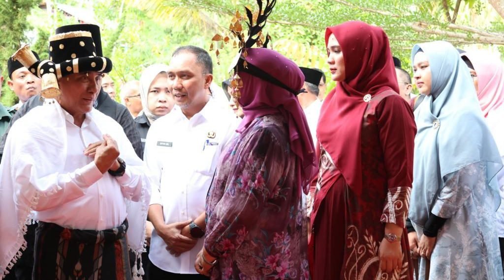 Bupati Tapsel Dampingi Gubsu Ziarah ke Makam Namora Pande Bosi